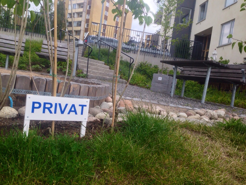 nya Privat-skyltar uppsatta